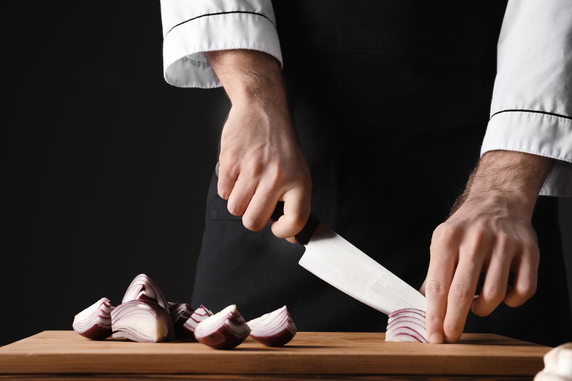 Chef che affetta con cura un ingrediente elegante